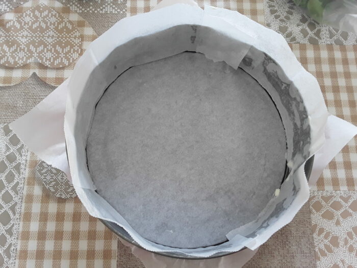 Stampo foderato di carta forno
