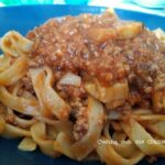 Tagliatelle con ragù di carne e funghi