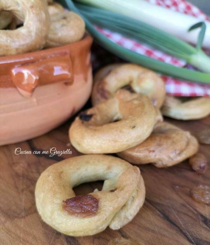 Taralli al gusto calzone con cipolle e uvetta