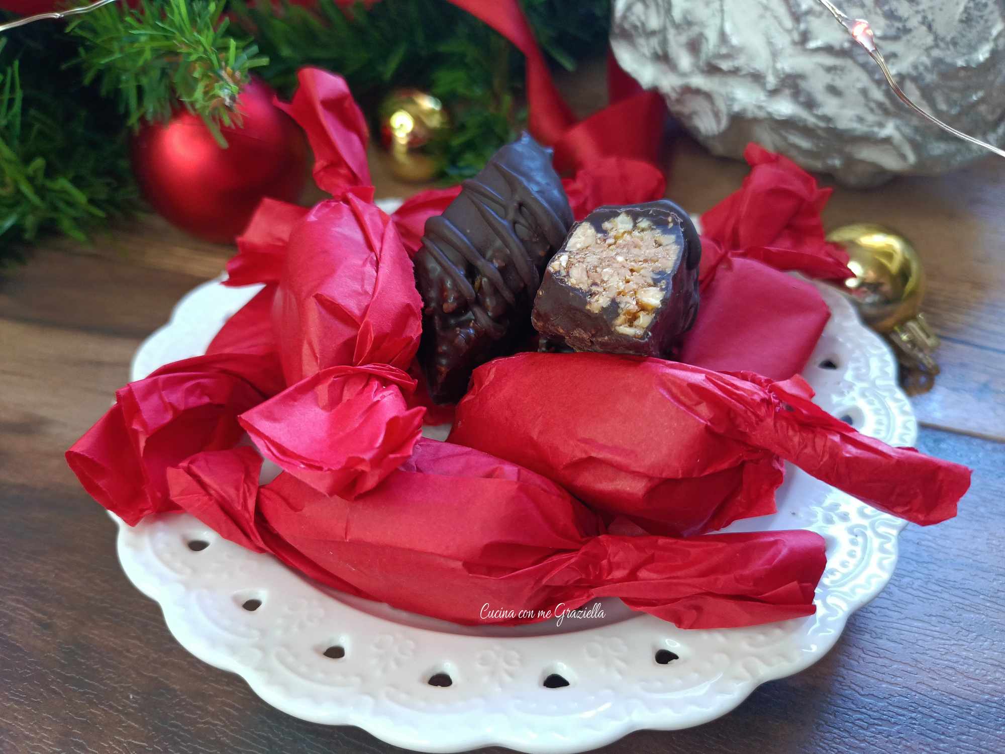 Torroncini alle mandorle ricoperti di cioccolato