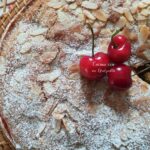 Torta di ciliegie con cioccolato bianco e mandorle