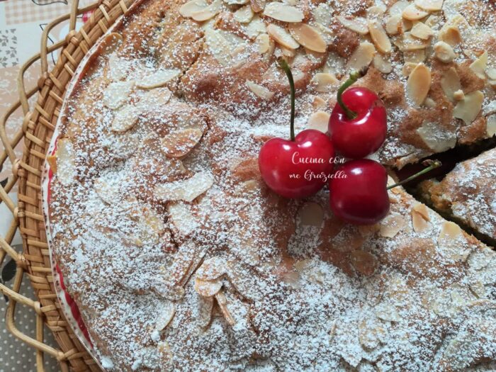 Torta di ciliegie con cioccolato bianco e mandorle