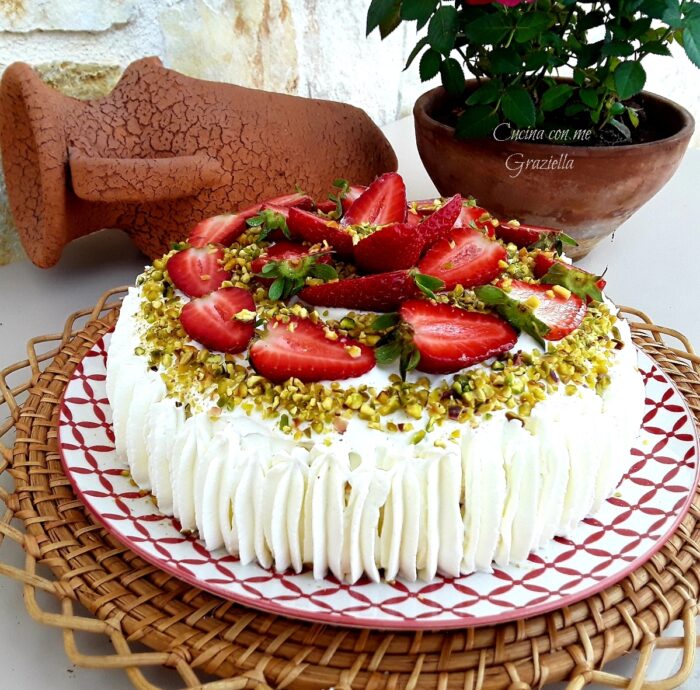 Torta panna fragole e pistacchi