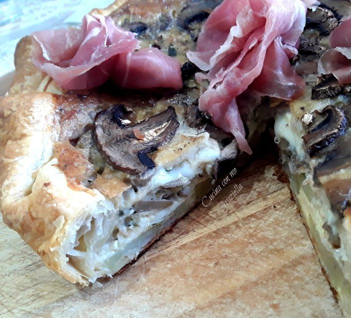 Torta salata con funghi patate e provola