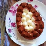 Uovo di cioccolato ripieno di tiramisù
