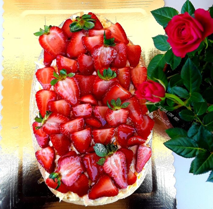 Uovo di frolla con crema e fragole