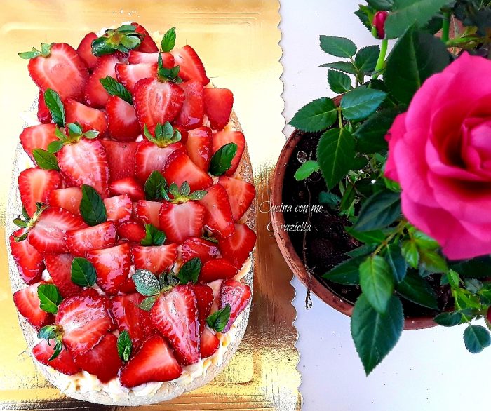 Uovo di frolla con crema e fragole 