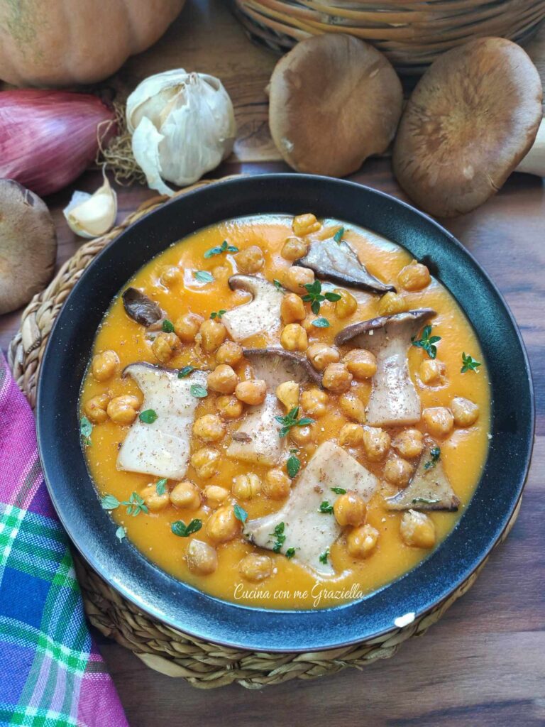 Vellutata di zucca con funghi e ceci croccanti 