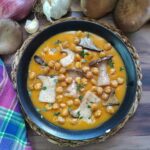Vellutata di zucca con funghi e ceci croccanti