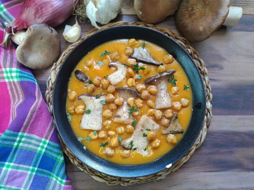 Vellutata di zucca con funghi e ceci croccanti