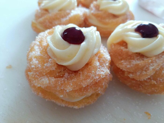 zeppole fritte crema e amarene zeppole fritte crema e amarene