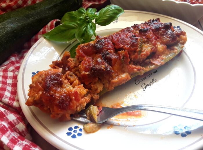 Zucchine ripiene di carne al sugo