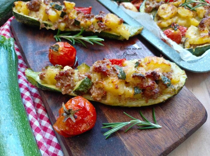 Zucchine ripiene di patate e salsiccia