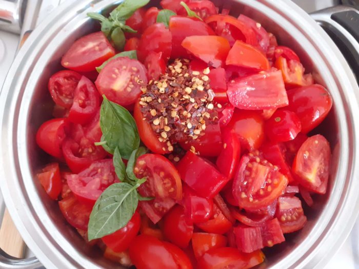 pomodori basilico e peperoncino