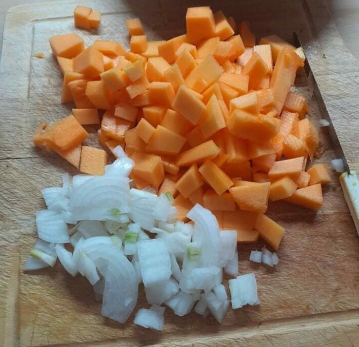 Zucca e cipolla tagliate a dadini