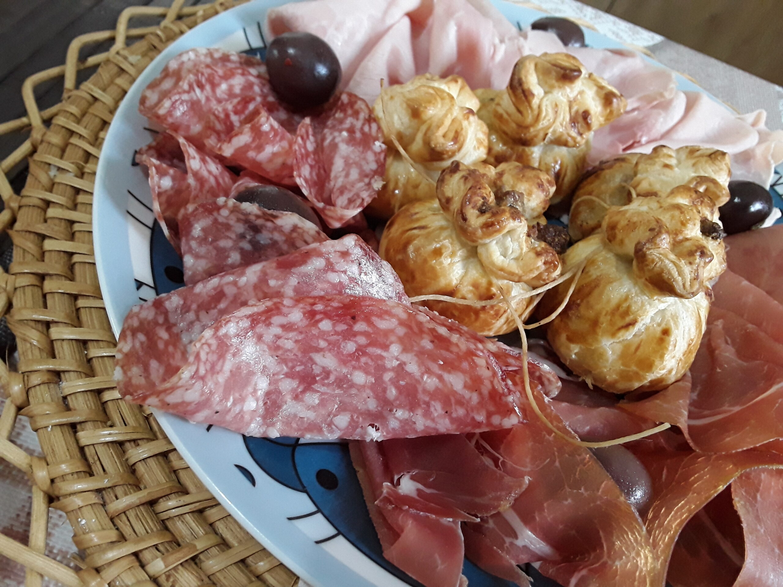 Fagottini pasta sfoglia con salumi