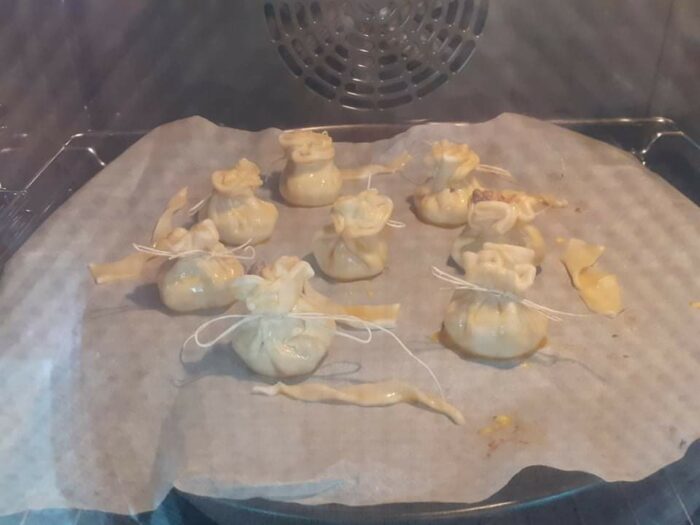 Fagottini di pasta sfoglia in cottura
