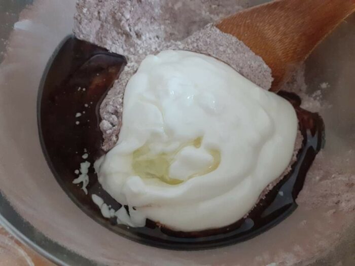 farina ,cacao, zucchero ,lievito, yogurt e olio