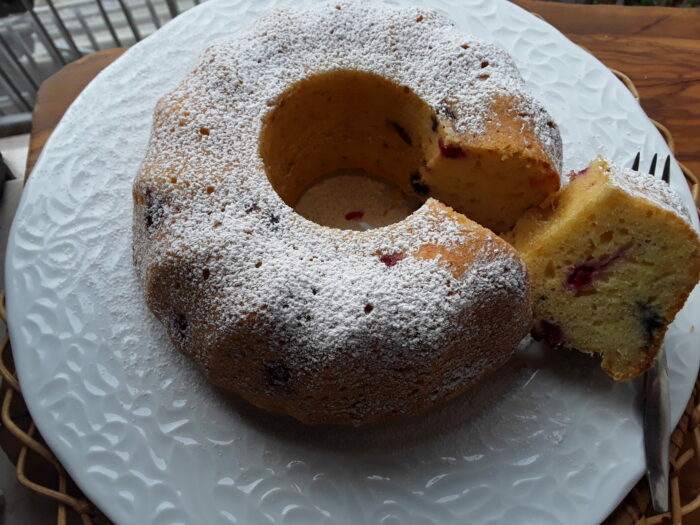 Ciambella mascarpone e frutti di bosco