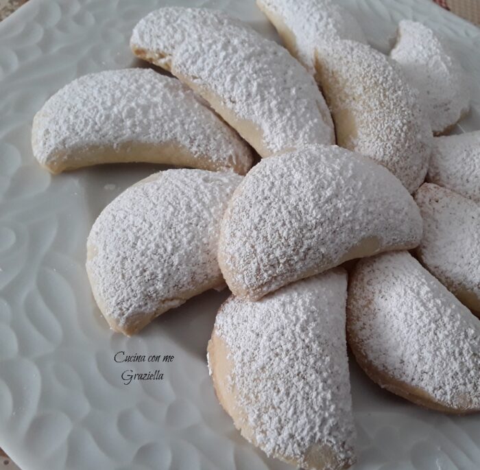 Mezzelune di pasta frolla ripiene di nutella