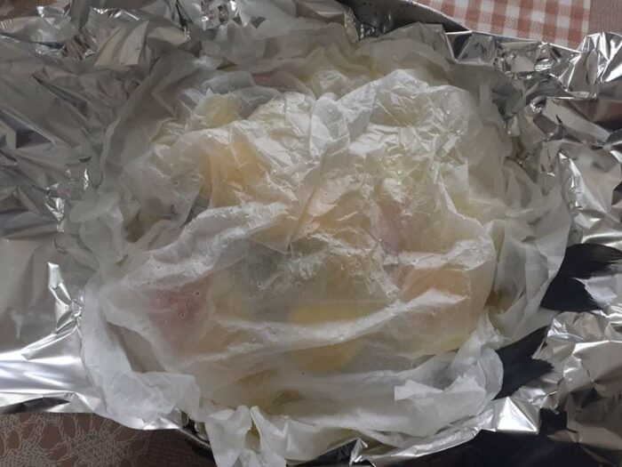 Chiusura cartoccio con carta forno