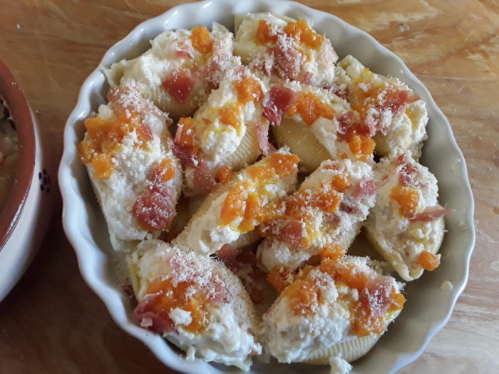 Conchiglioni ripieni di ricotta zucca e speck crudi