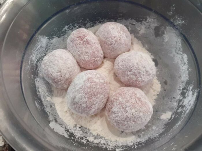 Polpette arrotolate nella farina