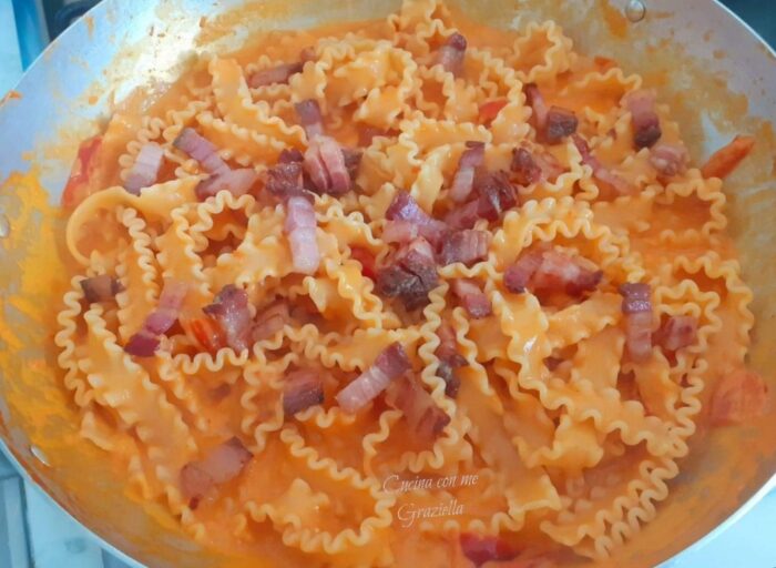 Pasta con crema di peperoni e pancetta