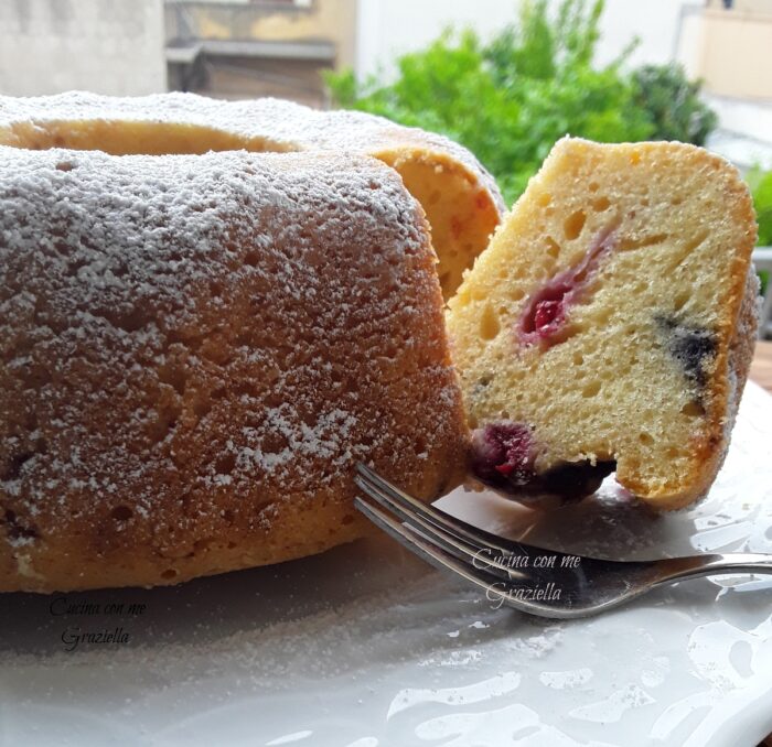 Ciambella mascarpone e frutti di bosco