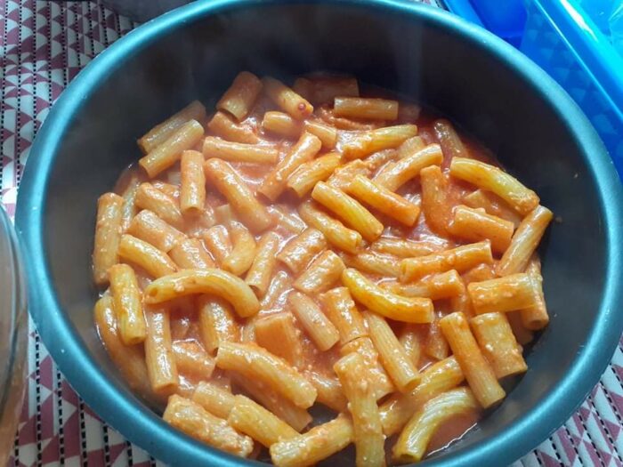 Primo strato di pasta con sugo