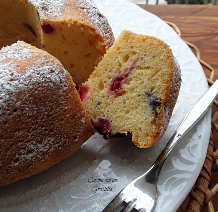 Ciambella mascarpone e frutti di bosco