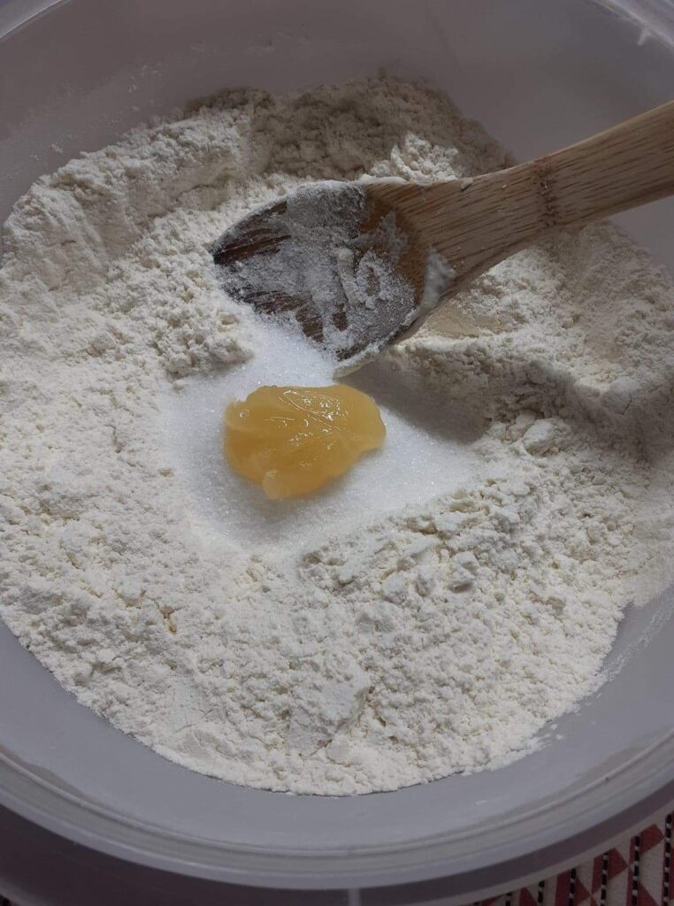  lievito, zucchero e miele per le fette biscottate