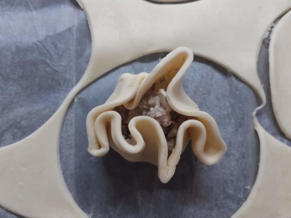 Chiusura fagottino di pasta sfoglia