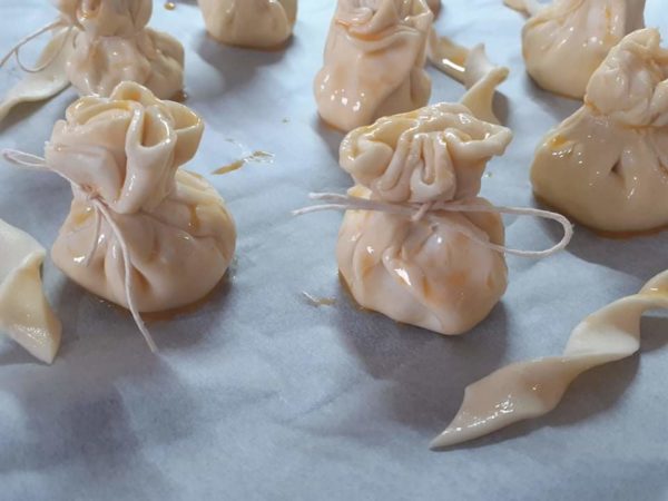 Fagottino di pasta sfoglia chiuso con spago