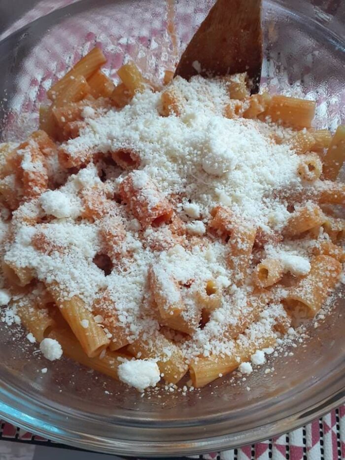 pasta e formaggio grattugiato