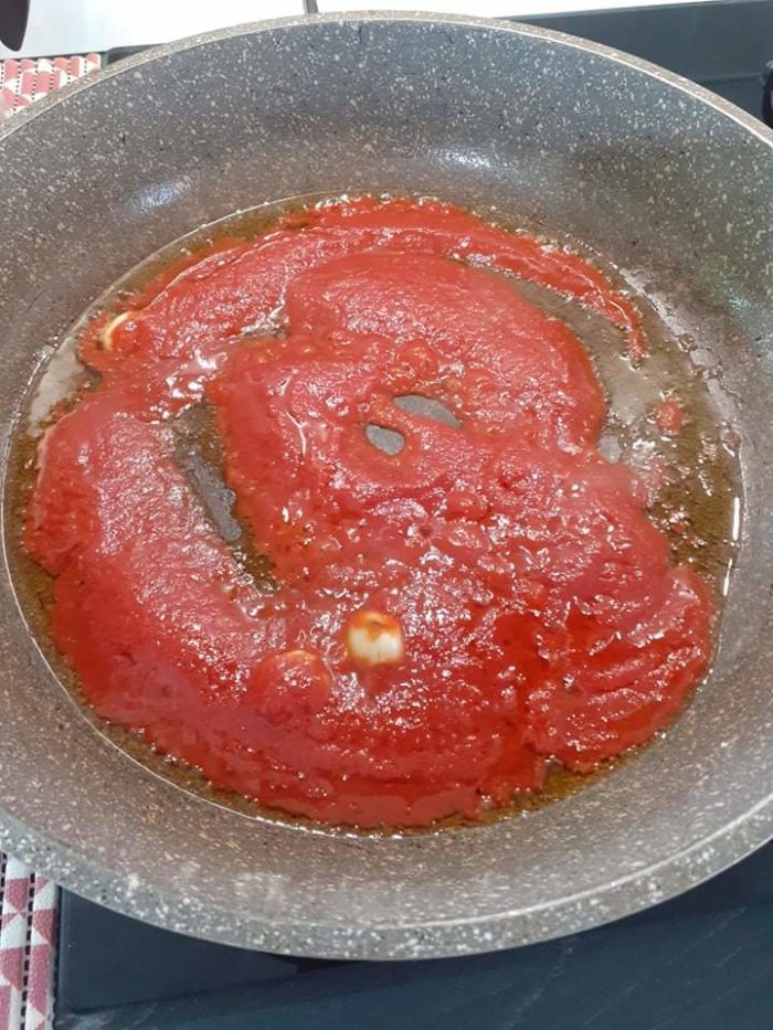 Passata con aglio olio e peperoncino Passata con aglio olio e peperoncino