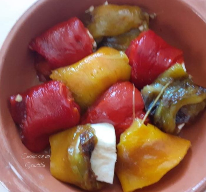 Involtini di peperoni con mozzarella 