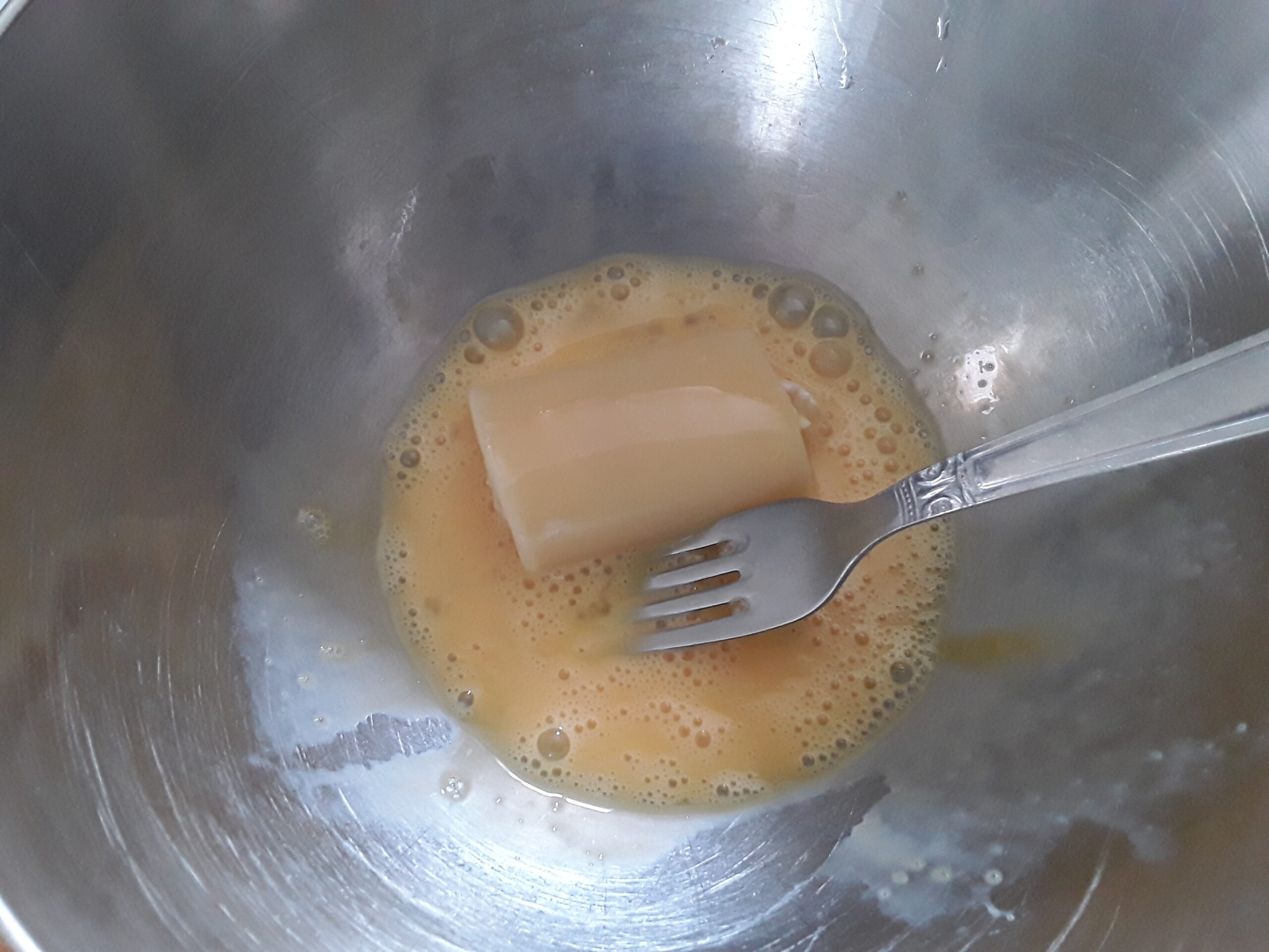 uova e latte in ciotola