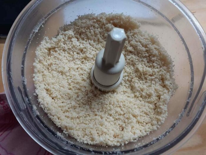 Mandorle tritare finemente