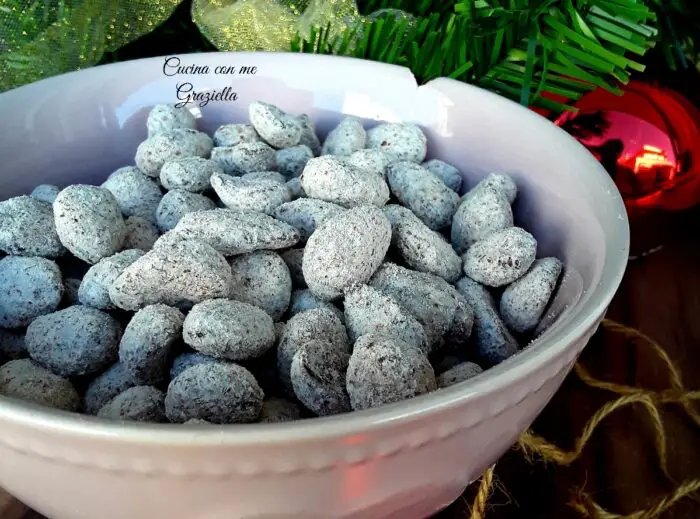  mandorle ricoperte di cioccolato e zucchero a velo