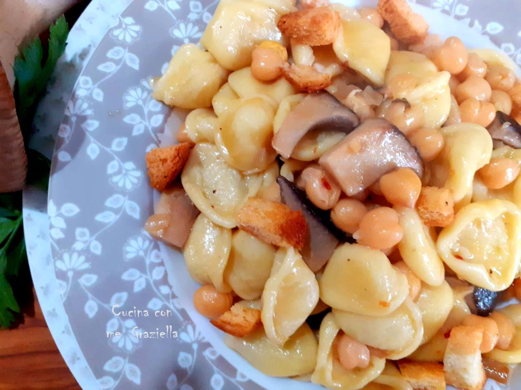 orecchiette-ceci-e-funghi-cardoncelli