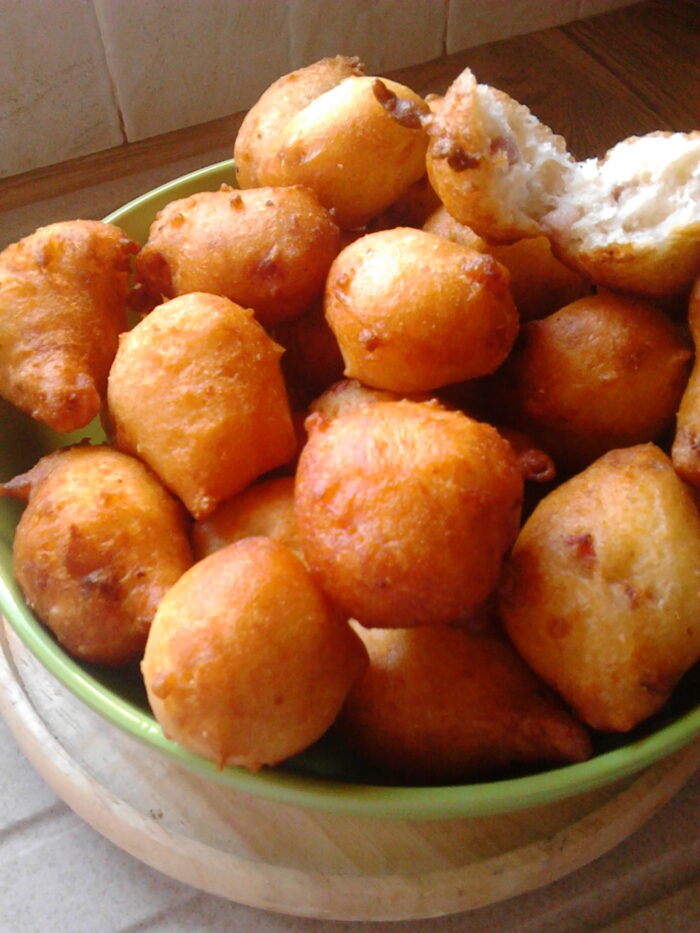 Pettole salate carciofi e pancetta