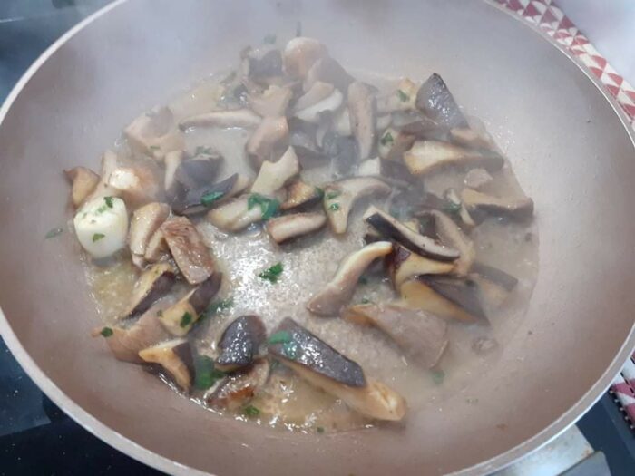  funghi in padella e vino bianco
