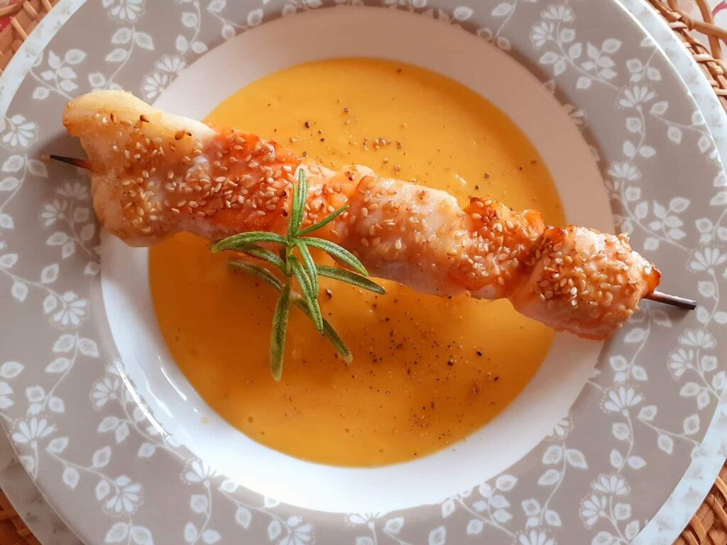 Spiedino di pesce su vellutata di zucca Spiedino di pesce su vellutata di zucca