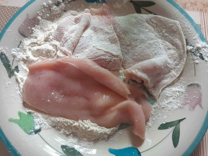 petto di pollo infarinato