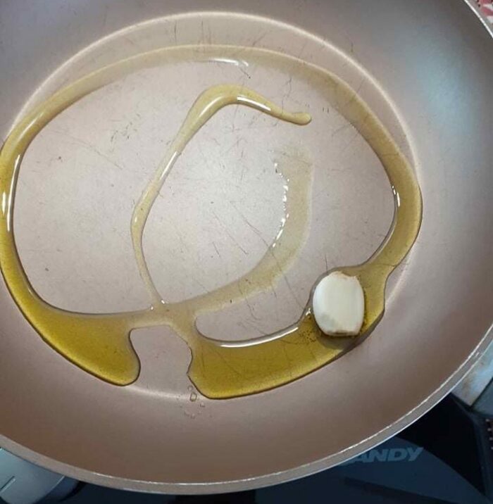 Olio e aglio in padella