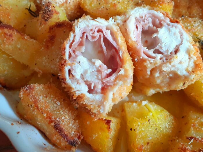 Involtini di pollo speck e mozzarella con le patate al forno