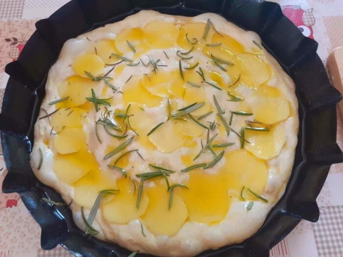 focaccia con patate e rosmarino cruda