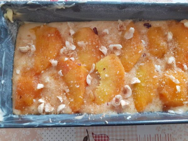 Plumcake nocciole e pesche crudo
