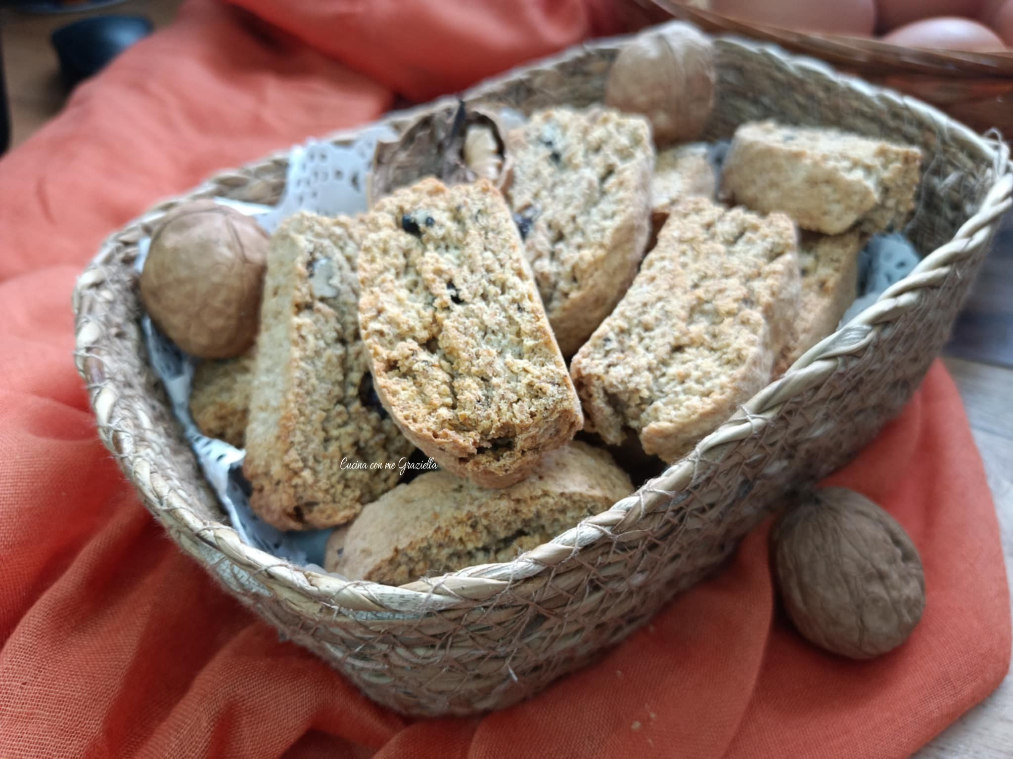 Biscottoni integrali alle noci in friggitrice